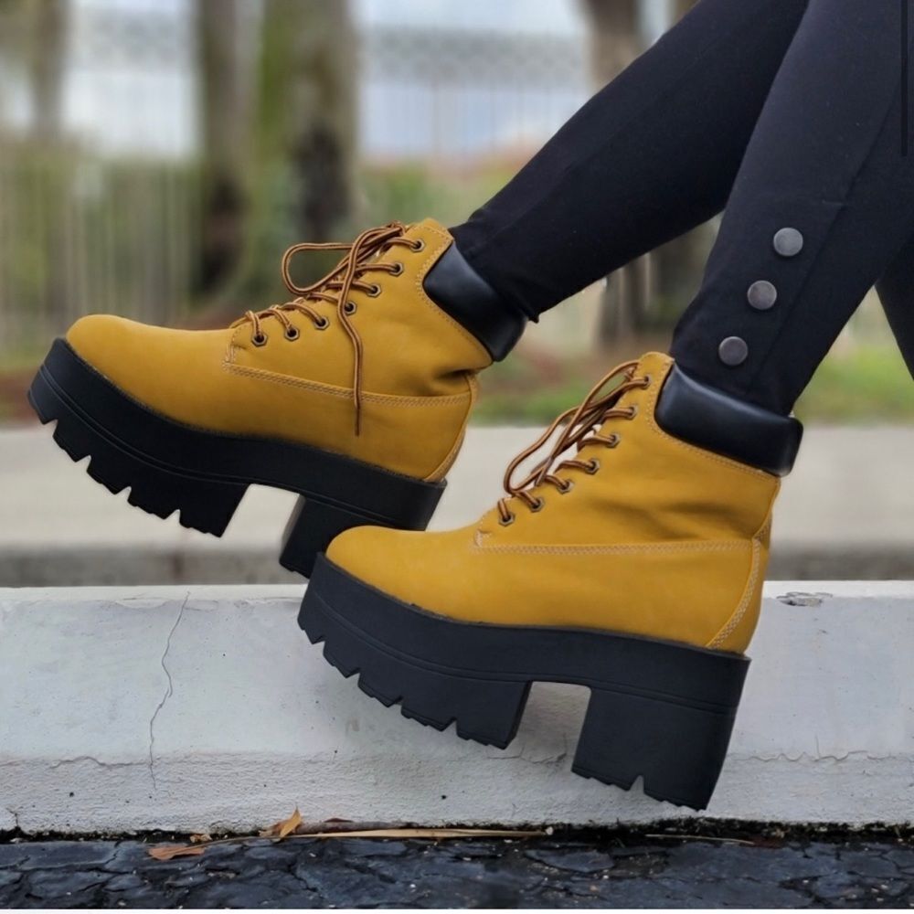 Chunky heeled lace up boots size 7.5